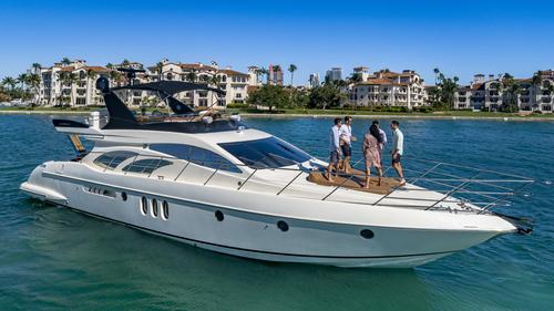 This 62.0' Azimut cand take up to 12 passengers around Miami Beach