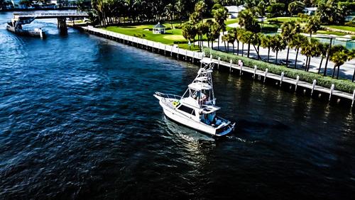 This 34.0' Hatteras cand take up to 6 passengers around Pompano Beach