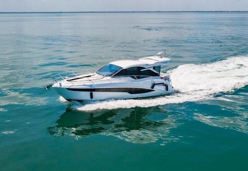 New Luxury Yacht in Miami with Capitan