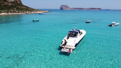 Discover CHANIA surroundings on this V55 PRINCESS boat