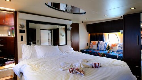 Up to 6 persons can enjoy a ride on this Motor yacht boat