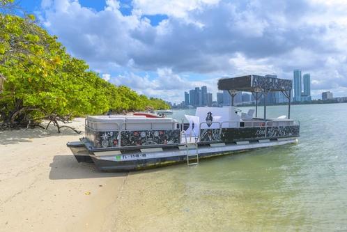 Discover Miami surroundings on this FUN BAR BOAT PARTY BOAT AVALON boat
