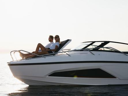 Discover Paros surroundings on this Noblesse 830 Nordkapp boat