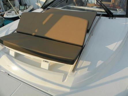Up to 10 persons can enjoy a ride on this Jeanneau boat