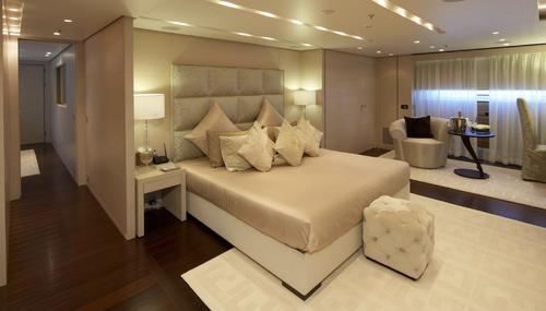 This 177.0' Custom cand take up to 25 passengers around Dubai