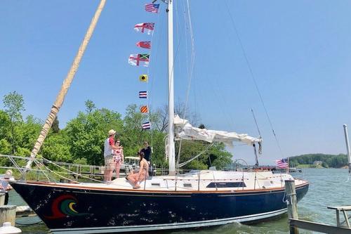 Up to 6 persons can enjoy a ride on this Other boat