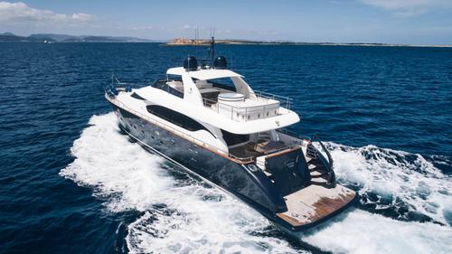 Discover Ibiza surroundings on this 99 Maiora boat