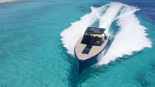 This 43.0' Evo cand take up to 11 passengers around ibiza