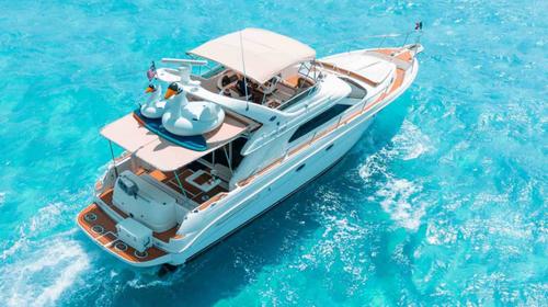 Discover Cancún surroundings on this 50 Sea Ray boat