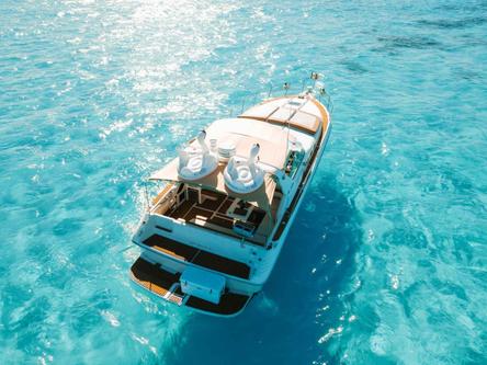 Discover Cancún surroundings on this 43 Sea Ray boat