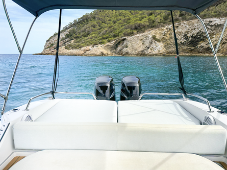 This 32.0' Sacs cand take up to 12 passengers around Santa Eulalia del Río