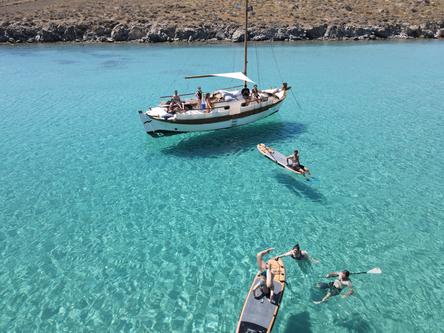 Classic boat for rent in Mykonos