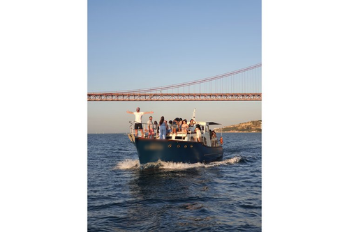 Discover Lisboa surroundings on this Clássico Estaleiros Alfeite boat