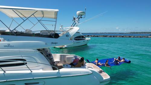 This 55.0' Cranchi cand take up to 13 passengers around Miami