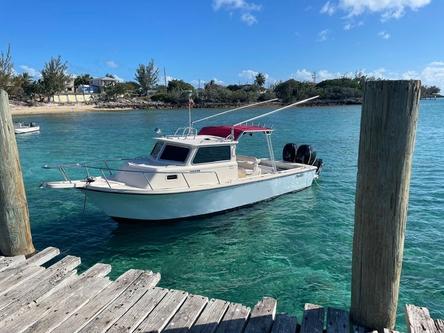 Up to 8 persons can enjoy a ride on this Pilothouse boat