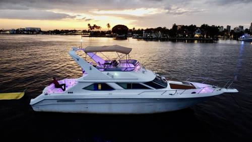 This 48.0' Sea Ray cand take up to 13 passengers around Fort Lauderdale