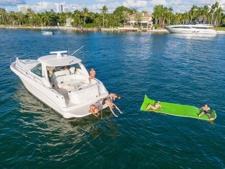 Discover Miami surroundings on this Sundancer Searay boat
