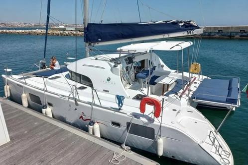 This 38.0' Lagoon cand take up to 12 passengers around Lisbon