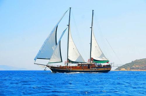 This wonderful deluxe gulet yacht is 25.m long and for 10 people