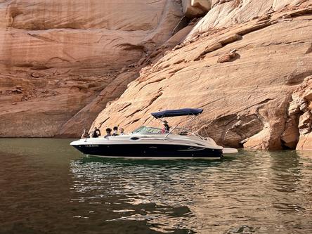 This 24.0' SeaRay cand take up to 11 passengers around Page