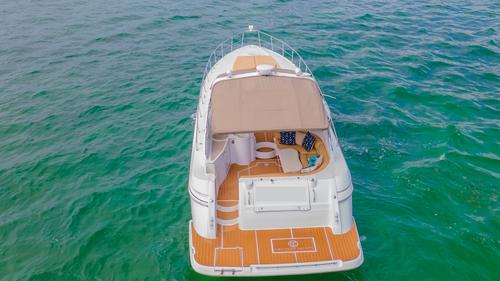 Discover Miami surroundings on this yachts yachts boat