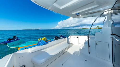 Flybridge boat rental in Nassau Harbour, Nassau, Bahamas