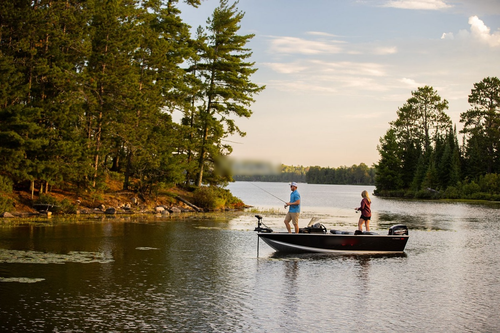 Up to 4 persons can enjoy a ride on this Fish and ski boat