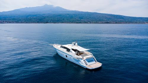 Up to 12 persons can enjoy a ride on this Cruiser boat