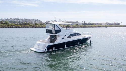This 60.0' Sea Ray Boats cand take up to 12 passengers around Marina Del Rey