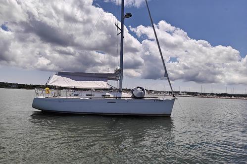 Sail with a Skilled Captain on a Stunning Yacht