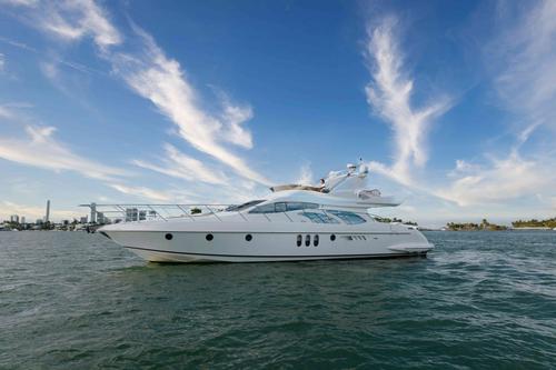 70.0 feet Azimut in great shape
