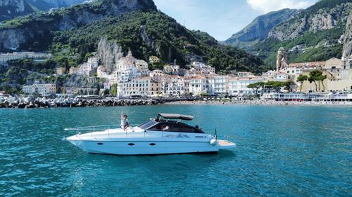 Discover Amalfi surroundings on this Pershing 33 Pershing boat