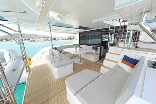 This 45.0' Leopard Catamarans cand take up to 6 passengers around St. Petersburg