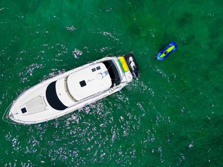 Up to 13 persons can enjoy a ride on this Sea Ray boat