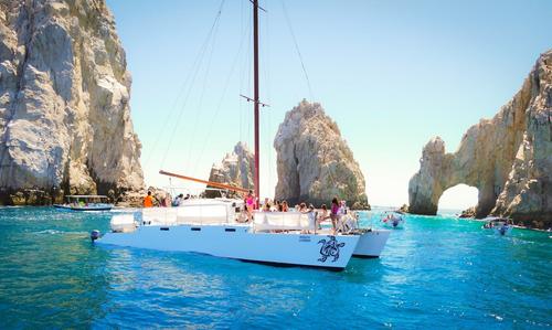 Up to 10 persons can enjoy a ride on this Other boat