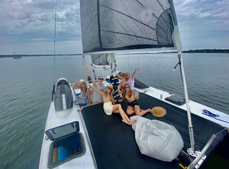 This 27.0' Stiletto cand take up to 6 passengers around Sag Harbor