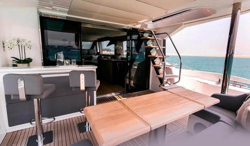Discover Dubai surroundings on this Manhattan 70. Sunseeker boat
