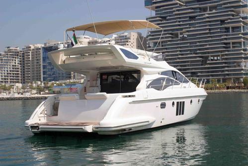 Flybridge boat for rent in Dubai