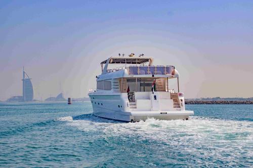 Flybridge boat for rent in Dubai