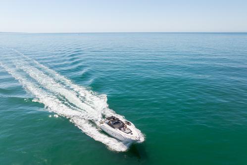 This 46.0' Sunseeker cand take up to 8 passengers around Vilamoura