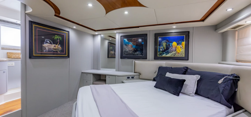 This 80.0' Sunseeker cand take up to 13 passengers around Miami Beach