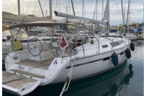 Discover Malta Xlokk surroundings on this 41 Bavaria boat