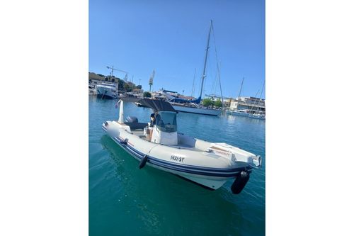 This 27.0' Capelli Tempest cand take up to 12 passengers around Trogir
