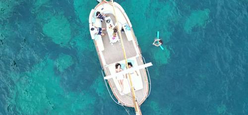 Discover Alcudia surroundings on this M7 MEDVOLT boat