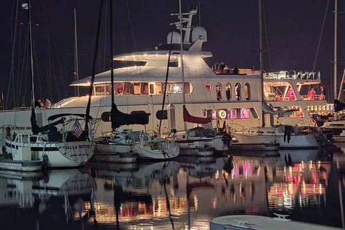 Discover Marina Del Rey surroundings on this Motor Yacht Sun coast boat