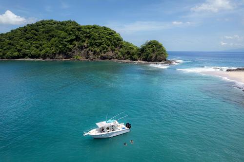 Up to 10 persons can enjoy a ride on this Offshore sport fishing boat