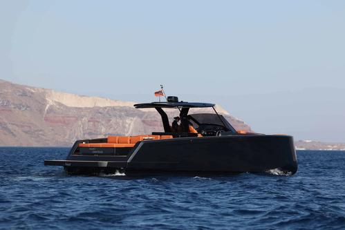 Boating is fun with a Motor boat in Oía