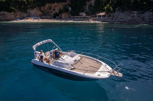 Up to 6 persons can enjoy a ride on this Jeanneau boat