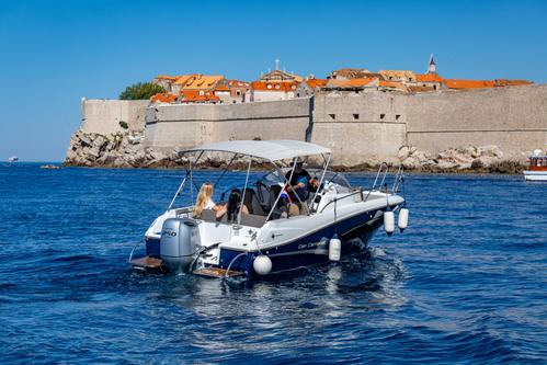 This 25.0' Jeanneau cand take up to 6 passengers around Dubrovnik, Croatia