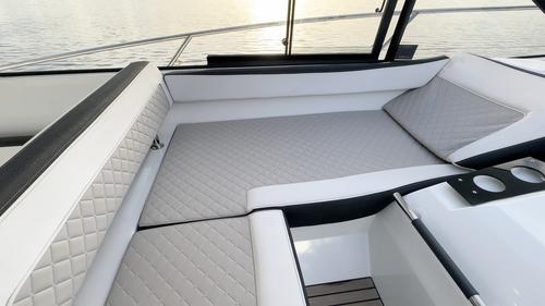 Discover Miami Beach surroundings on this Leader 40 Jenneau boat